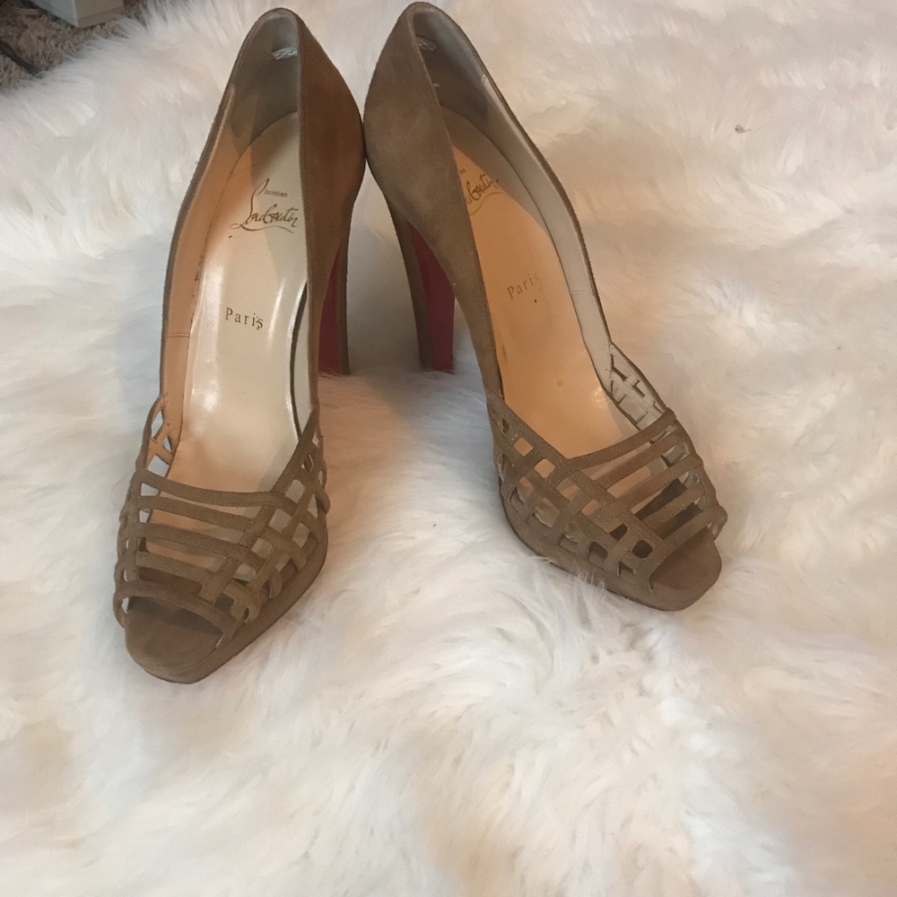 Christian loboutin tan suede pumps so 41.5